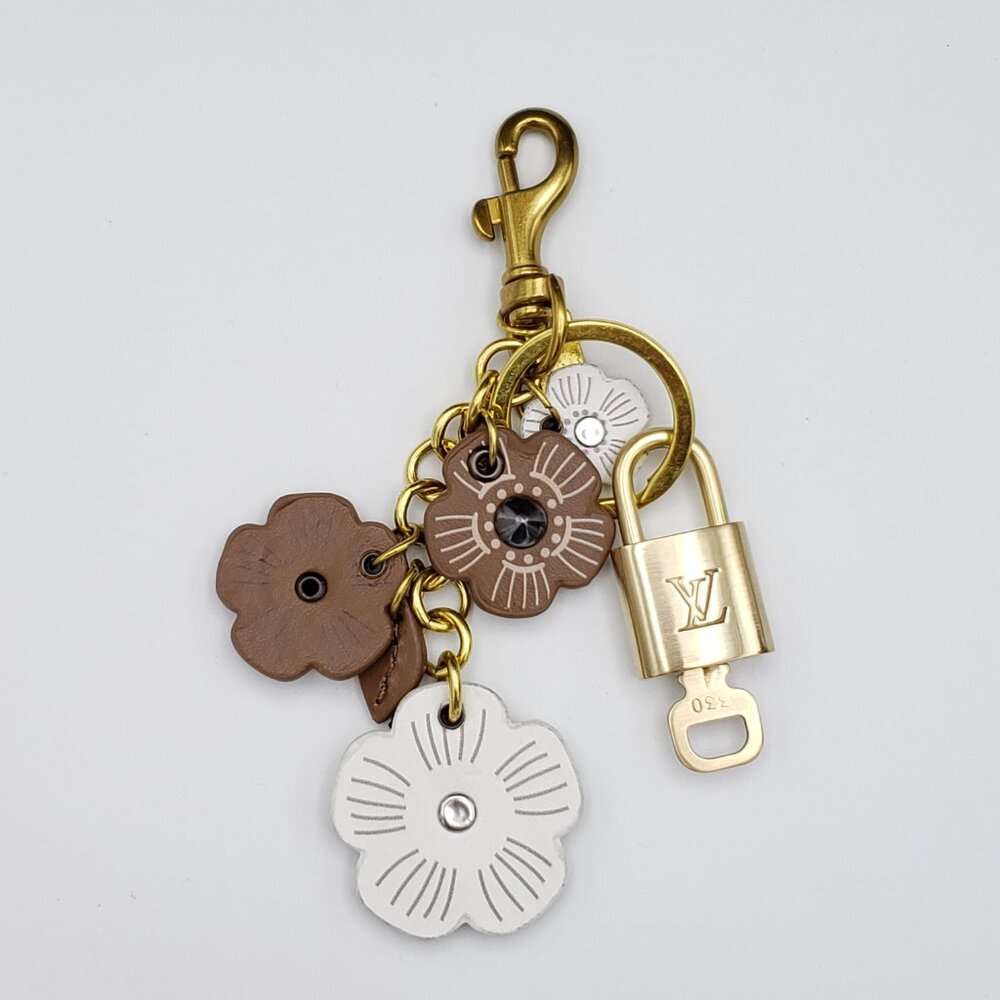 LV Gold Padlock 🔑 Authentic Louis Vuitton Charm + Unbranded Flower Keychain - Picture 6 of 9